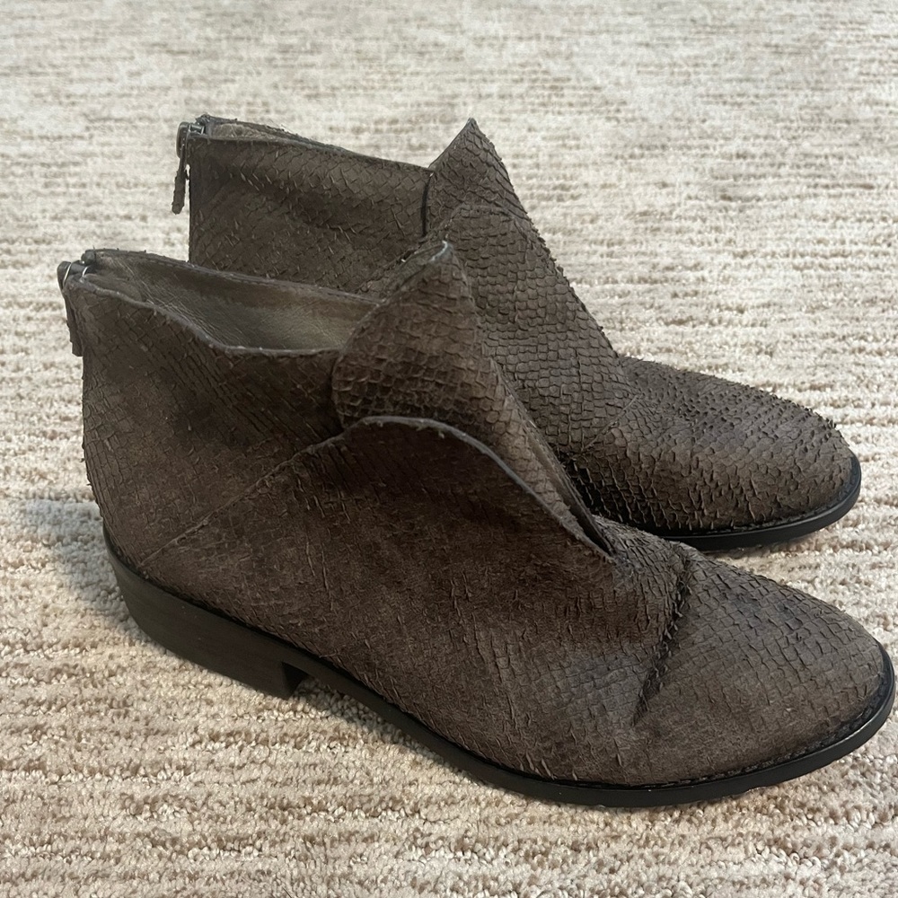 Eileen Fisher flat leather ankle booties size 9